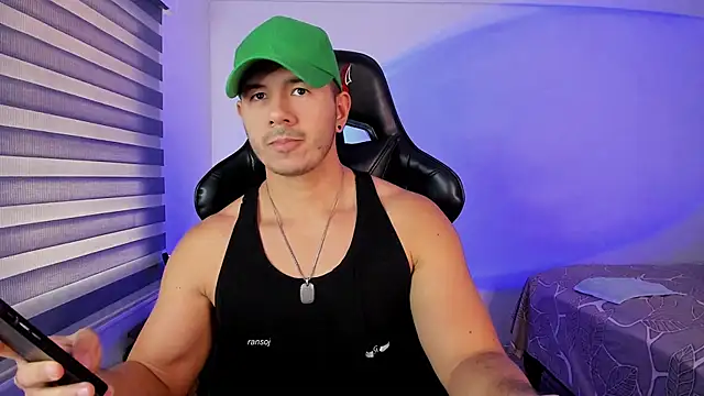 Snapshot of ransoj chatting on 10.29.25 ransoj online show from 10.29.25