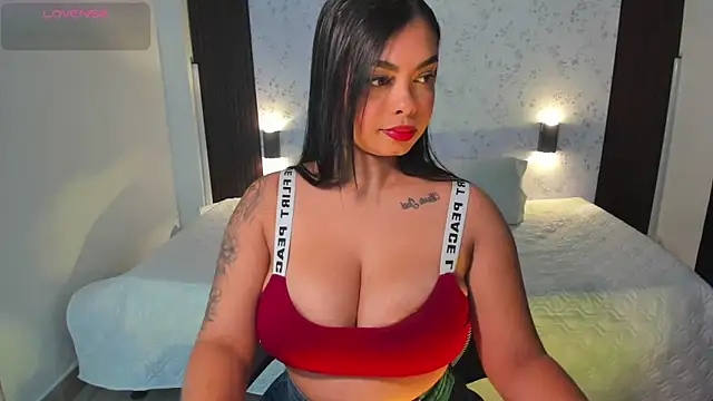 Snapshot of MartinaBianchi chatting on 10.13.25 MartinaBianchi online show from 10.13.25