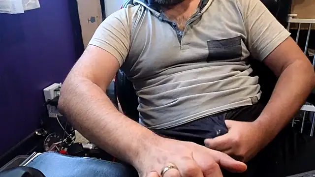 Snapshot of Sakhtlaundaz chatting on 02.25.26 Sakhtlaundaz online show from 02.25.26