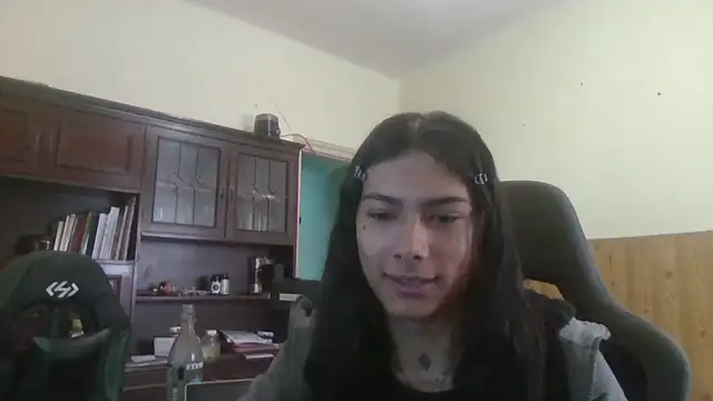 Snapshot of calliemaggotbone chatting on 04.17.26 calliemaggotbone online show from 04.17.26