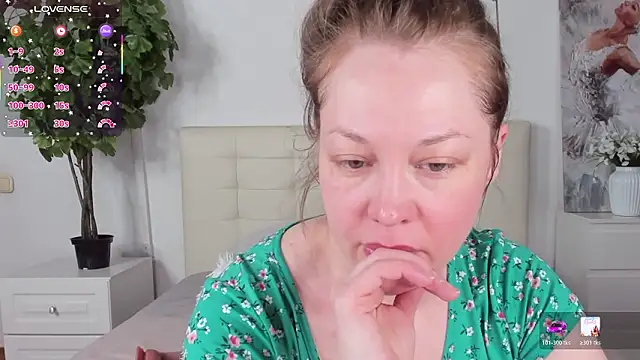 Snapshot of CutieGinger chatting on 03.25.26 CutieGinger online show from 03.25.26