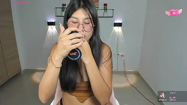 Snapshot of emily_villamil chatting on 10.20.25 emily villamil online show from 10.20.25