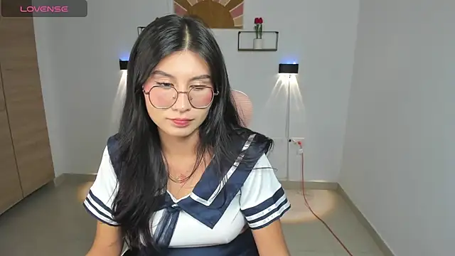 Snapshot of emily_villamil chatting on 10.30.25 emily villamil online show from 10.30.25