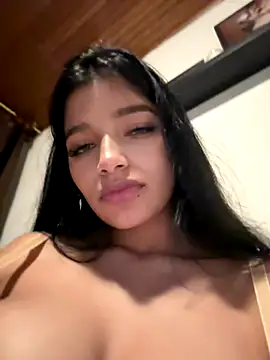 Snapshot of AgathaGeorgiou chatting on 10.08.25 AgathaGeorgiou online show from 10.08.25