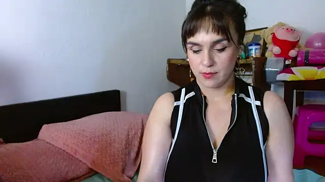 Snapshot of collette_beaufoy_ chatting on 05.15.26 collette beaufoy online show from 05.15.26