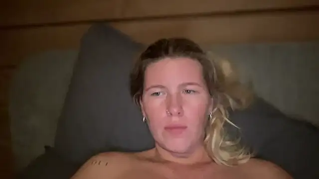 Snapshot of moonamii chatting on 10.06.25 moonamii online show from 10.06.25