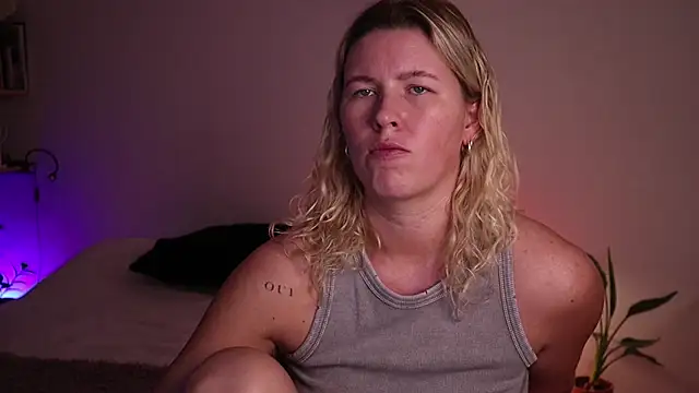 Snapshot of moonamii chatting on 10.08.25 moonamii online show from 10.08.25