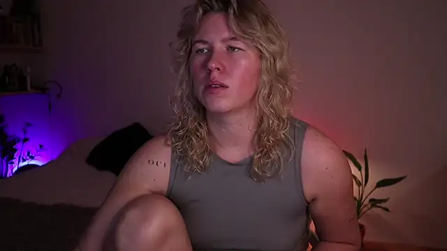 Snapshot of moonamii chatting on 10.16.25 moonamii online show from 10.16.25