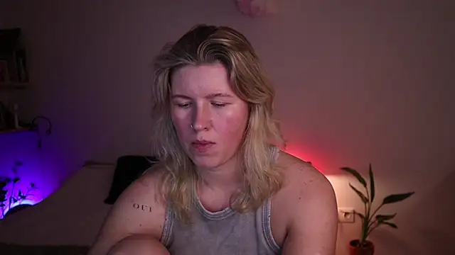 Snapshot of moonamii chatting on 10.20.25 moonamii online show from 10.20.25