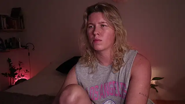 Snapshot of moonamii chatting on 10.31.25 moonamii online show from 10.31.25