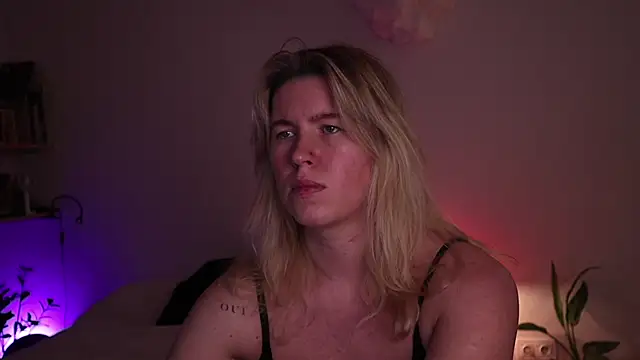 Snapshot of moonamii chatting on 11.08.25 moonamii online show from 11.08.25