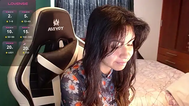 Snapshot of alice_middlee chatting on 05.25.26 alice middlee online show from 05.25.26