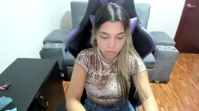 Snapshot of LuisaReyes_2911 chatting on 03.17.25 LuisaReyes 2911 online show from 03.17.25