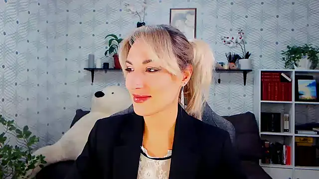 Snapshot of MillaXQueen chatting on 10.14.25 MillaXQueen online show from 10.14.25