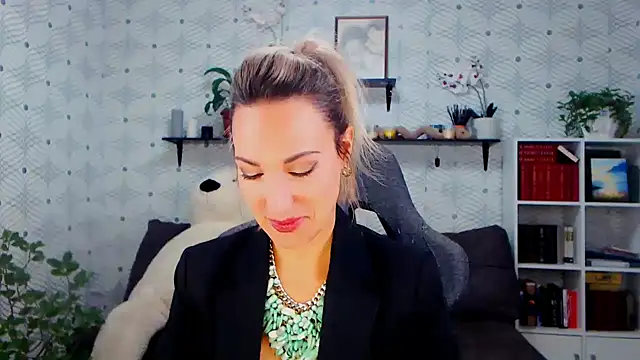 Snapshot of MillaXQueen chatting on 10.25.25 MillaXQueen online show from 10.25.25