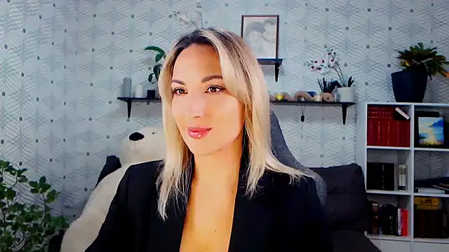 Snapshot of MillaXQueen chatting on 11.11.25 MillaXQueen online show from 11.11.25