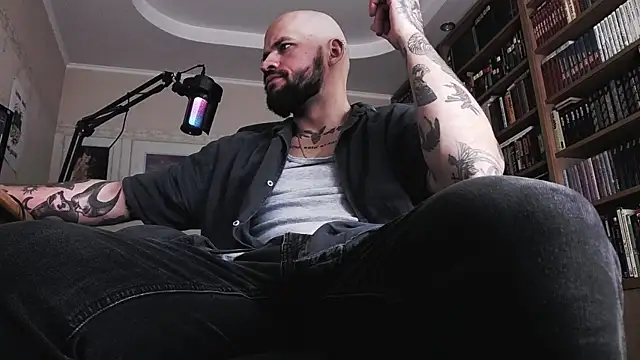 Snapshot of FindomJason chatting on 10.08.25 FindomJason online show from 10.08.25