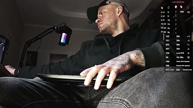 Snapshot of FindomJason chatting on 10.15.25 FindomJason online show from 10.15.25