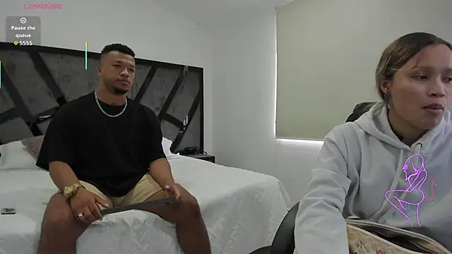 Snapshot of AnnieAndStefan chatting on 09.29.25 AnnieAndStefan online show from 09.29.25