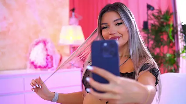 Snapshot of ArtTeasee chatting on 10.09.25 ArtTeasee online show from 10.09.25