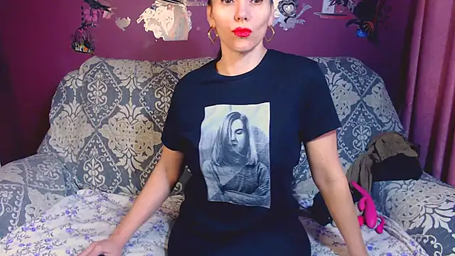 Snapshot of milflovelyxxx chatting on 02.14.25 milflovelyxxx online show from 02.14.25