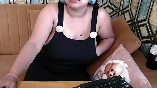 Snapshot of shivi_moto chatting on 03.08.25 shivi moto online show from 03.08.25