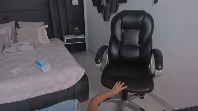 Snapshot of MileyCruz_ chatting on 03.20.25 MileyCruz online show from 03.20.25