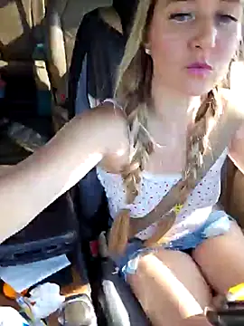 Snapshot of SkyelarSommer chatting on 02.13.25 SkyelarSommer online show from 02.13.25