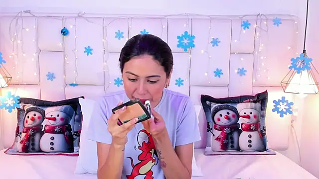 Snapshot of SarahSophia_ chatting on 12.19.24 SarahSophia online show from 12.19.24