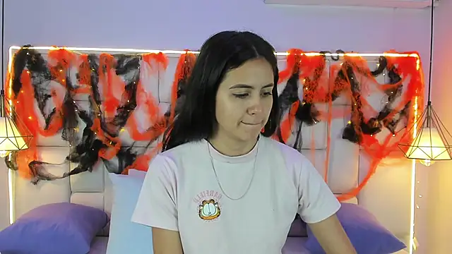 Snapshot of SarahSophia_ chatting on 10.16.25 SarahSophia online show from 10.16.25