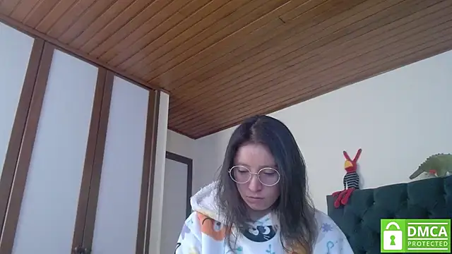 Snapshot of Sophi_Cute chatting on 12.15.24 Sophi Cute online show from 12.15.24