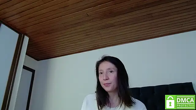 Snapshot of Sophi_Cute chatting on 12.19.24 Sophi Cute online show from 12.19.24
