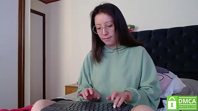 Snapshot of Sophi_Cute chatting on 12.22.24 Sophi Cute online show from 12.22.24