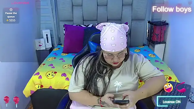 Snapshot of evelin_zaens chatting on 10.22.25 evelin zaens online show from 10.22.25