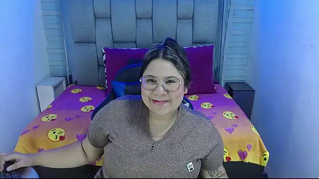 Snapshot of evelin_zaens chatting on 10.23.25 evelin zaens online show from 10.23.25