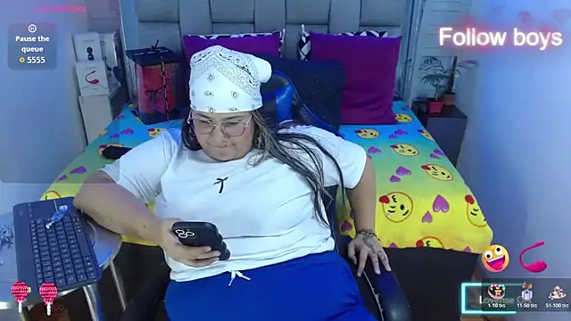 Snapshot of evelin_zaens chatting on 10.26.25 evelin zaens online show from 10.26.25