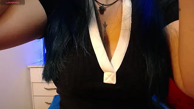 Snapshot of alicia_moom chatting on 10.03.25 alicia moom online show from 10.03.25