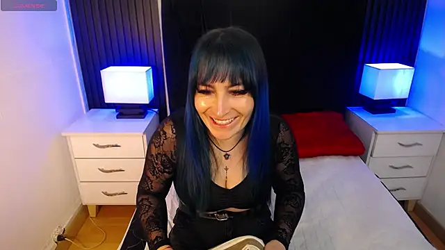 Snapshot of alicia_moom chatting on 10.09.25 alicia moom online show from 10.09.25