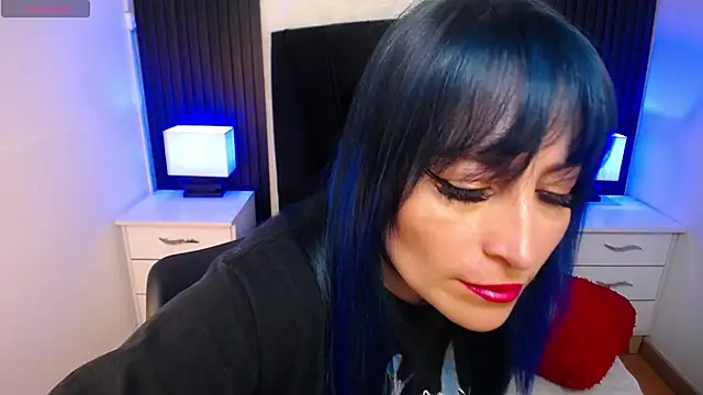 Snapshot of alicia_moom chatting on 10.11.25 alicia moom online show from 10.11.25