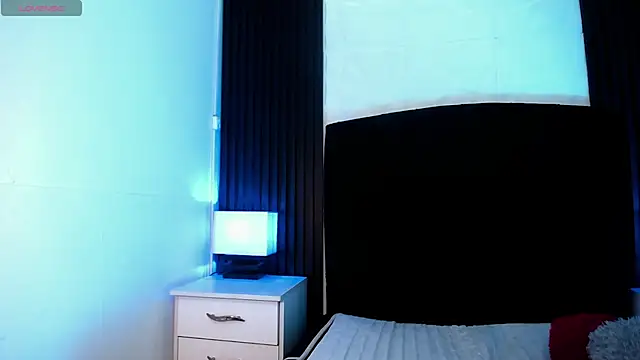 Snapshot of alicia_moom chatting on 10.23.25 alicia moom online show from 10.23.25