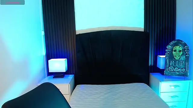 Snapshot of alicia_moom chatting on 10.31.25 alicia moom online show from 10.31.25