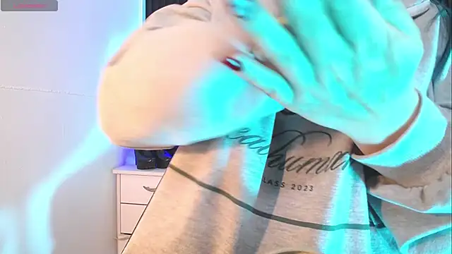 Snapshot of alicia_moom chatting on 11.03.25 alicia moom online show from 11.03.25