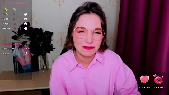 Snapshot of KindHazelHere_ chatting on 09.29.25 KindHazelHere online show from 09.29.25