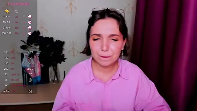 Snapshot of KindHazelHere_ chatting on 09.30.25 KindHazelHere online show from 09.30.25