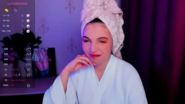 Snapshot of KindHazelHere_ chatting on 10.29.25 KindHazelHere online show from 10.29.25