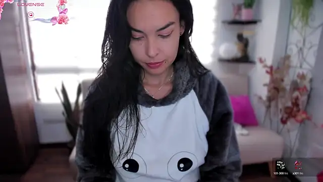 Snapshot of Lunlunera chatting on 10.10.25 Lunlunera online show from 10.10.25