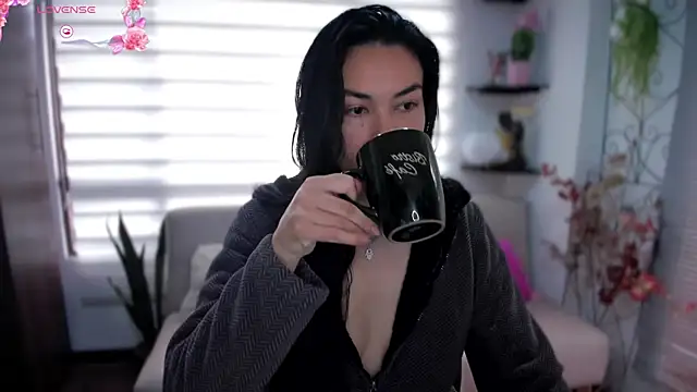 Snapshot of Lunlunera chatting on 10.12.25 Lunlunera online show from 10.12.25