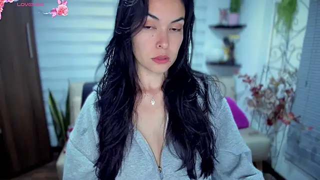 Snapshot of Lunlunera chatting on 10.25.25 Lunlunera online show from 10.25.25