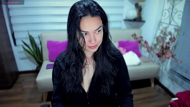 Snapshot of Lunlunera chatting on 10.30.25 Lunlunera online show from 10.30.25