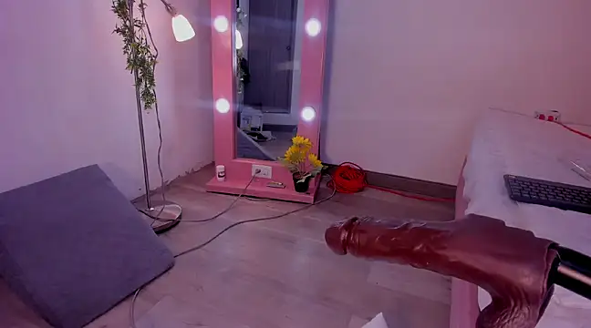 Snapshot of isa_red_hair chatting on 12.21.24 isa red hair online show from 12.21.24